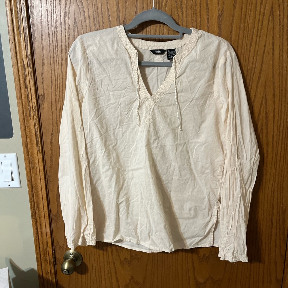 Mossimo cream boho top with beautiful embroidery. Size Large $10